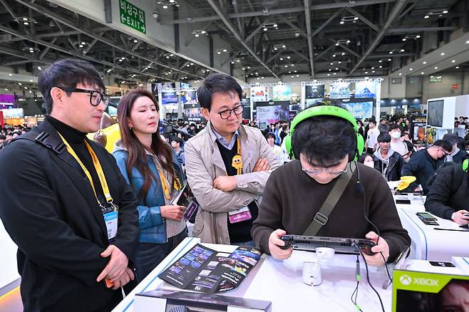 넷마블·코웨이 방준혁 의장이 국내 최대 게임 전시회 '지스타 2025' 현장을 방문했다. (사진=넷마블 제공) *재판매 및 DB 금지
