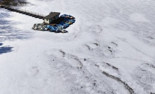 한파에 꽁꽁 얼어붙은 호수 [연합뉴스 제공]