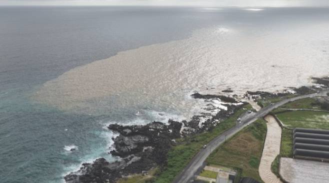비온 뒤 노을해안로 앞바다. 수로를 통해 쏟아져 나온 오염물질이 연안에 유입되고 있다. 사진=파란 제공