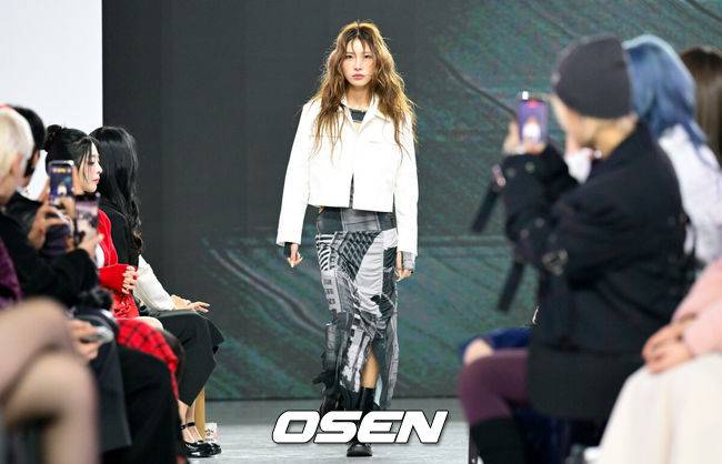 [OSEN=조은정 기자]4일 서울 동대문디자인플라자(DDP)에서 '2026&nbsp;F/W&nbsp;서울패션위크' 페노메논시퍼 패션쇼가 진행됐다.2026&nbsp;F/W&nbsp;서울패션위크는 오는 8일까지&nbsp;DDP를 중심으로 패션쇼(15개 브랜드), 트레이드쇼(92개 브랜드), 서울패션포럼, 시민참여 프로그램 등으로 꾸며진다.&nbsp;故 최진실의 딸 인플루언서 최준희가 런웨이를 걷고 있다. 2026.02.04 /cej@osen.co.kr