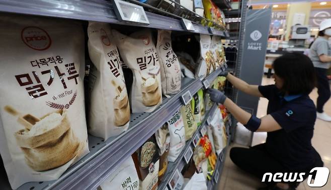 서울 시내 한 대형마트에서 마트 관계자가 진열된 밀가루를 정리고 있다. 2023.6.27/뉴스1