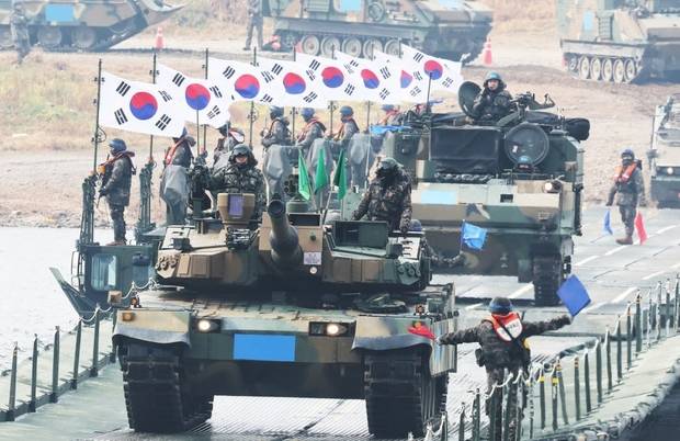 ‘2025 호국훈련’ 일환으로 열린 도하훈련에서 육군 제8기동사단 K2 전차가 육군 제7공병여단이 구축한 부교를 도하하고 있다. 연합뉴스