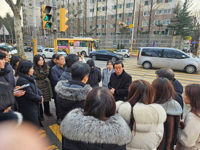 안양시 옴부즈만들과 학부모, 학교 관계자들이 통학로 안전 문제를 논의하고 있다. ⓒ안양시 제공