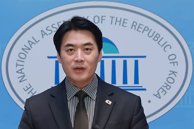 한준호 더불어민주당 의원이 2월3일 국회 소통관에서 민주당과 조국혁신당과의 합당 추진과 관련해 기자회견하고 있다. ⓒ연합뉴스