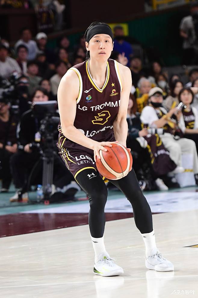 LG는 베테랑 포워드&nbsp;허일영과 장민국의 분전을 통해 칼 타마요와 양홍석이 부상으로 이탈한 여파를 최소화하며 리그 선두를 지키고 있다. 3일 KT전 도중 3점슛을 시도하는 장민국.&nbsp;사진제공｜KBL