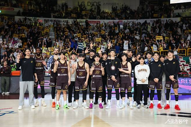 LG 선수들이 3일 창원체육관에서 열린 KT전을 마친 뒤 승리를 자축하고 있다. 사진제공｜KBL