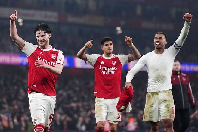 EPL 아스널의 데클란 라이스, 피에로 인카피에, 가브리에우 마갈량이스가 4일 첼시와의 리그컵 홈경기에서 승리한 뒤 기뻐하고 있다. EPA연합뉴스