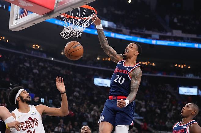 LA 클리퍼스 존 콜린스가 5일 클리블랜드전에서 덩크슛을 터뜨리고 있다. AP연합뉴스