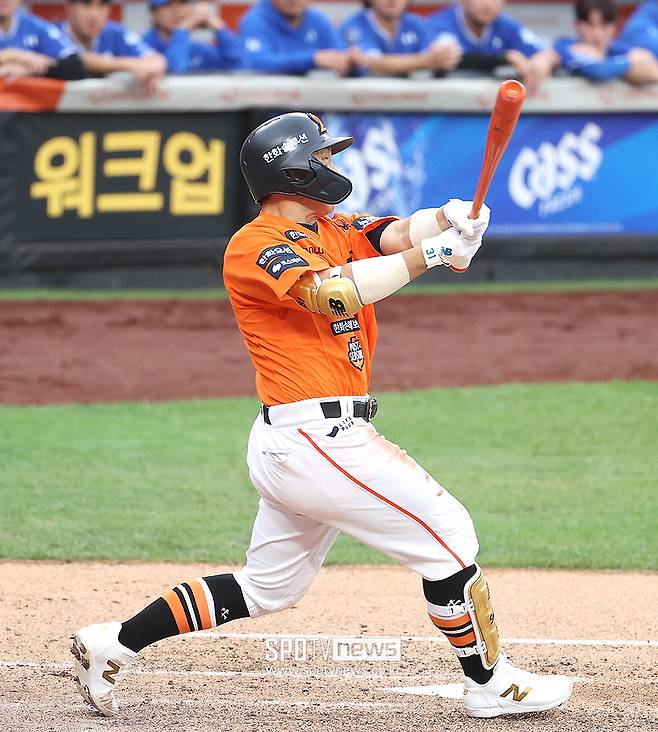 ▲ 손아섭은&nbsp;마흔을 바라보는 나이라 얼마나 더 활용할 수 있을지 확신할 수 없다. 게다가 상당수 구단들은 손아섭의 수비력을 회의적으로 본다. 이런 상황에서 보상금 7억5000만 원은 상당히 부담스러운 수치다 ⓒ곽혜미 기자