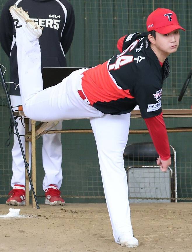 ▲ 2026년 신인드래프트에서 KIA의 2라운드 지명을 받은 김현수는 일본 스프링캠프에서 인상적인 투구로 힘찬 발걸음을 내딛었다 ⓒKIA타이거즈