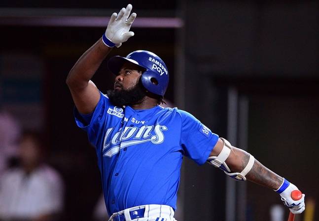 타격하고 있는 나바로. /사진=삼성 라이온즈