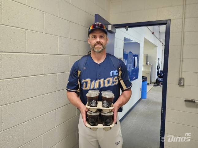 선수단에 커피를 돌리고 있는 맷 데이비슨. /사진=NC 다이노스 제공