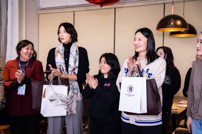 김연경(왼쪽에서 두번째)과 표승주(왼쪽에서 4번째)가 최근 몽골배구협회의 초청을 받아 몽골에서 열린 만찬에 참석했다. /사진=몽골배구협회 공식 SNS 갈무리