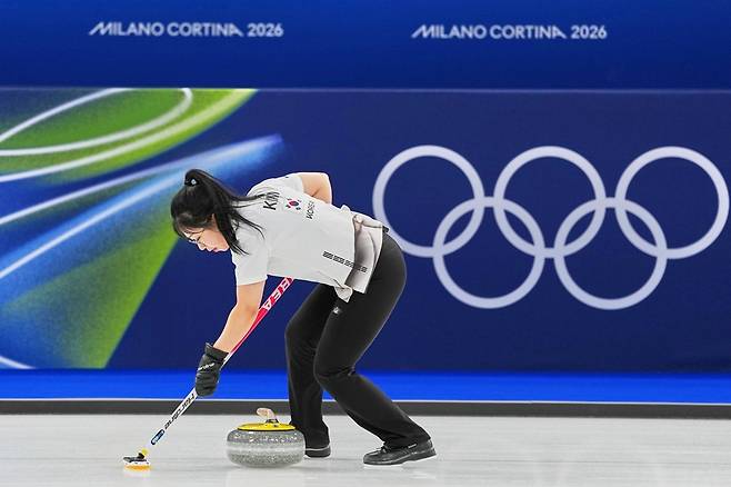 김선영이 5일(한국시간) 이탈리아 코르티나담페초의 코르티나 컬링 올림픽 스타디움에서 열린 2026 밀라노·코르티나담페초 동계 올림픽 컬링 믹스더블에 정영석과 호흡을 맞춰 스웨덴과 경기를 펼치던 중 정전 사태를 겪었다. 사진 연합뉴스