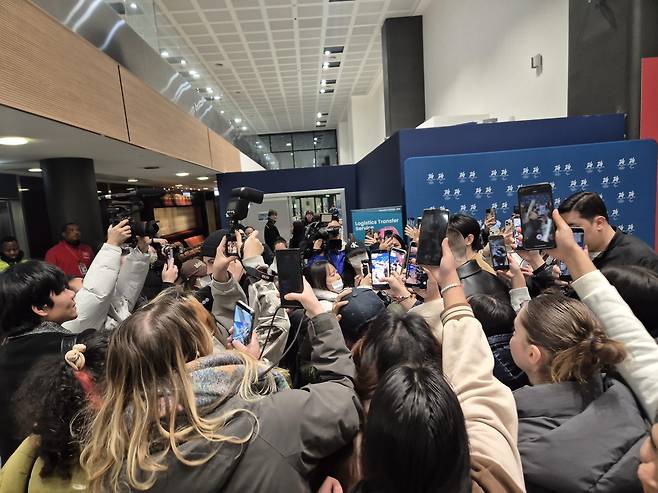 이탈리아 팬들에게 둘러싸인 성훈 (밀라노=연합뉴스) 김경윤 기자 = 밀라노 올림픽 한국 대표팀의 홍보대사인 아이돌 그룹 엔하이픈의 멤버 성훈이 5일(한국시간) 이탈리아 밀라노 말펜사 공항 입국장에서 현지 팬들의 둘러싸인 채 이동하고 있다. 2026.2.5. cycle@yna.co.kr