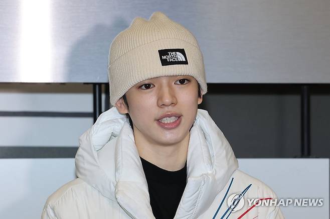 밀라도 도착해 인터뷰하는 차준환 (밀라노=연합뉴스) 서대연 기자 = 2026 밀라노·코르티나담페초 동계올림픽에 출전하는 피겨스케이팅 차준환이 4일(현지시간) 이탈리아 밀라노 말펜사 국제공항으로 입국해 취재진과 인터뷰하고 있다. 2026.2.5 dwise@yna.co.kr