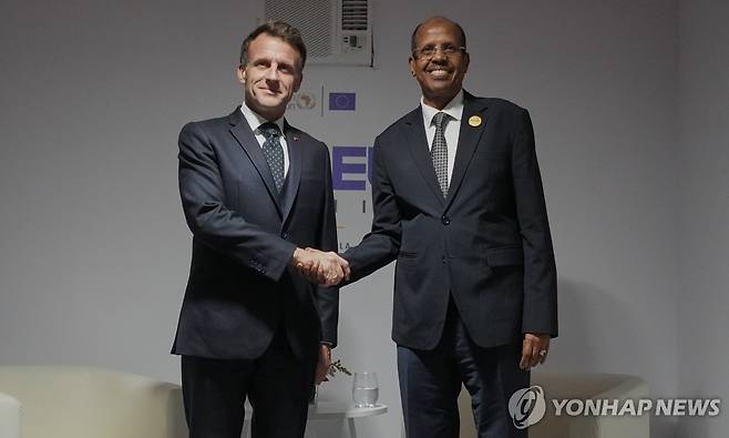 마크롱(왼쪽) 프랑스 대통령과 악수하는 에머슨 음낭가과 짐바브웨 대통령 2025년 11월 24일 앙골라 루안다에서 열린 아프리카연합(AU) 유럽연합(EU) 정상회의에서 인사하는 양국 대통령[AP 연합뉴스 자료사진. 재판매 및 DB 금지]