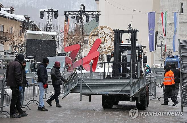 개막식 준비 한창인 코르티나 광장 (코르티나담페초=연합뉴스) 류영석 기자 = 2026 밀라노-코르티나담페초 동계올림픽 개막을 이틀 앞둔 4일(현지시간) 이탈리아 코르티나담페초 광장에서 작업자들이 개막식 준비를 하고 있다. 2026.2.4 ondol@yna.co.kr