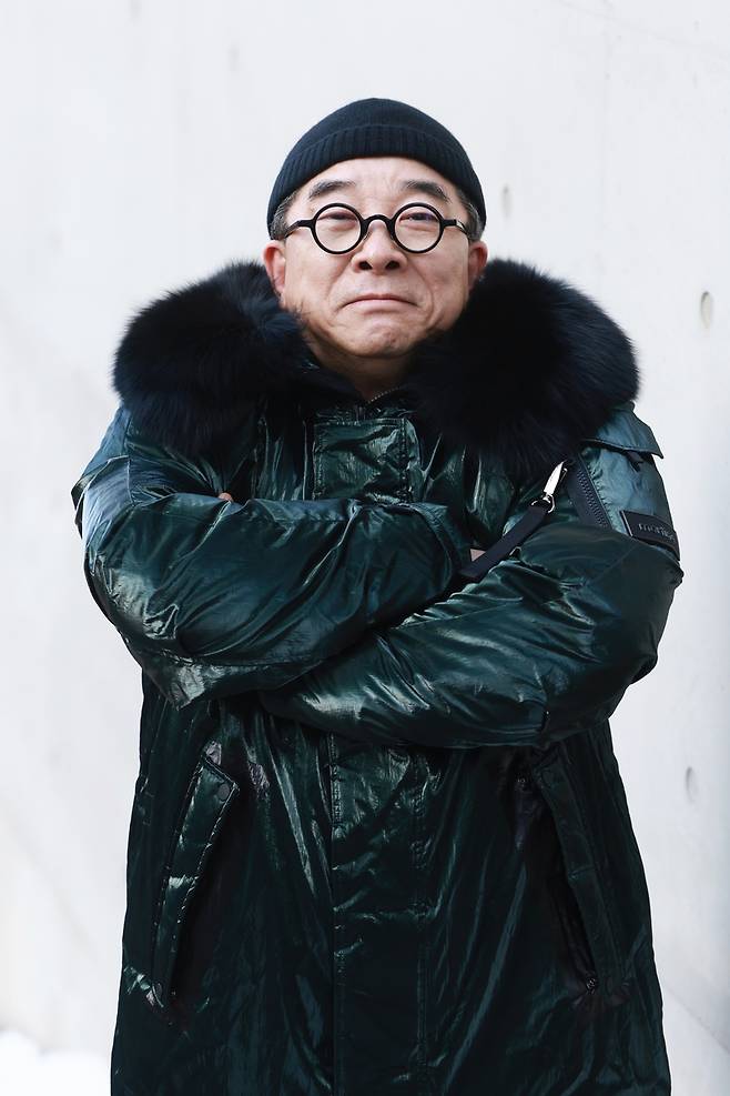 '소리그림' 전시 여는 김수철 (서울=연합뉴스) 진연수 기자 = 가수 김수철이 지난 3일 서울 강남구에서 진행된 인터뷰에 앞서 포즈를 취하고 있다. 2026.2.4 jin90@yna.co.kr