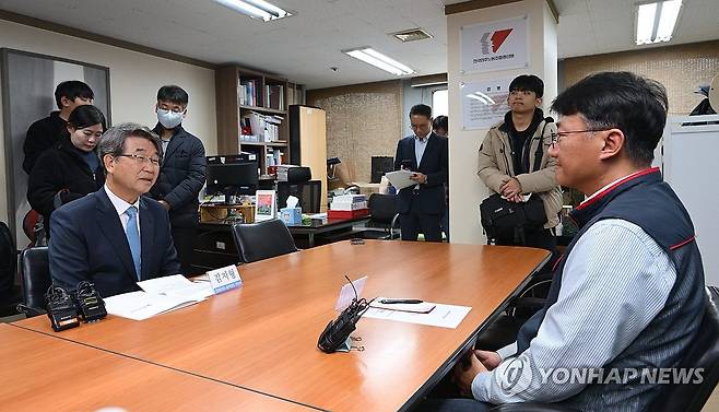 26년만에 공식회동 (서울=연합뉴스) 서명곤 기자 = 김지형 경제사회노동위원회 위원장이 지난해 11월 25일 서울 중구 전국민주노동조합총연맹(민주노총)을 방문해 양경수 민주노총 위원장과 대화하고 있다. 2025.11.25 [공동취재] seephoto@yna.co.kr