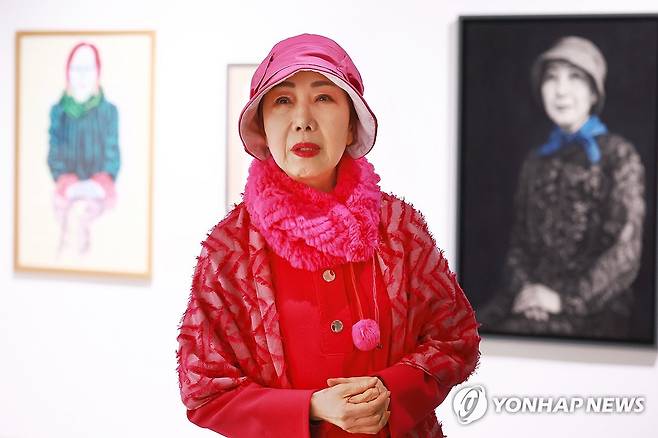 초상화 소개하는 이명옥 사비나미술관장 (서울=연합뉴스) 진연수 기자 = 이명옥 사비나미술관 관장이 5일 서울 은평구 사비나미술관에서 열린 개관 30주년 기념전 '1만일의 시간, 미술관이 묻고 사비나가 답하다'에서 작품을 설명하고 있다. 2026.2.5 jin90@yna.co.kr