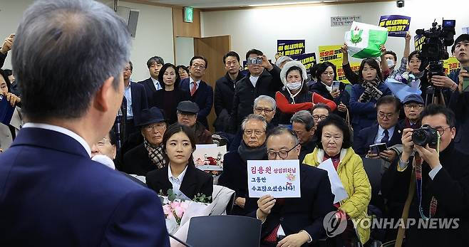 이임사 하는 김용원 상임위원...직원들은 피켓시위 (서울=연합뉴스) 최재구 기자 = 5일 중구 국가인권위원회에서 열린 김용원 상임위원 이임식에서 김 위원이 이임사를 하고 있다. 연단 뒤편에서 전국공무원노동조합 인권위 지부 조합원들이 공식회의록에 기록된 김 위원의 폭언 발언을 손팻말에 적어 시위하고 있다. 2026.2.5 jjaeck9@yna.co.kr