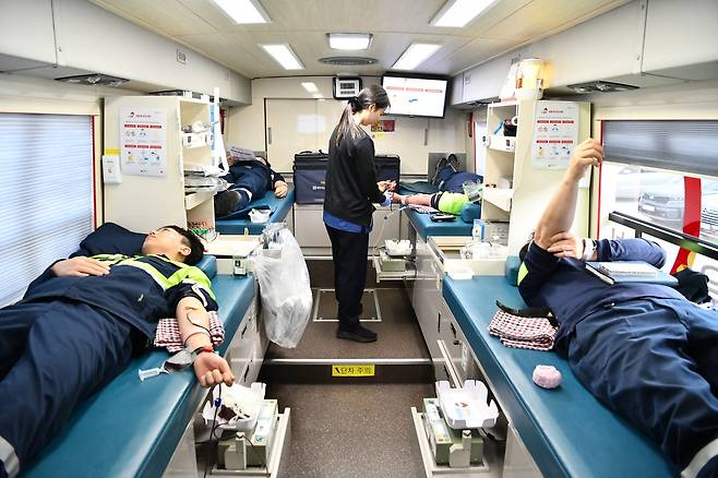 헌혈하는 포스코퓨처엠 임직원 [포스코퓨처엠 제공. 재판매 및 DB 금지]