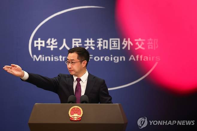 지난달 정례브리핑 진행하는 중국 린젠 외교부 대변인 [EPA=연합뉴스. 재판매 및 DB 금지]