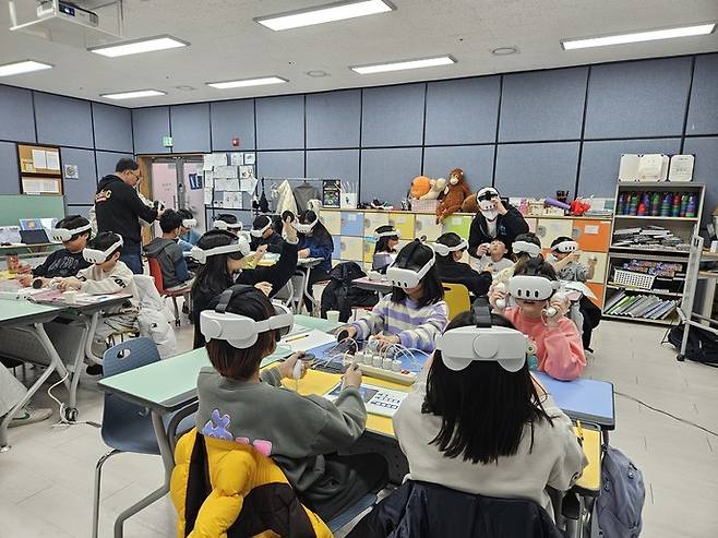 방과후아카데미 참여 학생과 관내 청소년들이 가상현실 체험 및 실습을 하고있다. 사진=양평군