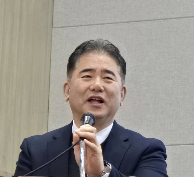 류명렬 대전성시화운동본부 대표회장(대전남부교회 목사)이 2월5일 오후 2시부터 5시까지 기독교연합봉사회관 2층 컨벤션홀에서 열린 '포괄적 차별금지법 바로 알기 세미나'에서 '포괄적 차별금지법 반대와 성평등가족부 명칭 폐지를 위한 협력과 대응방안' 에 대해 발표하고 있다.