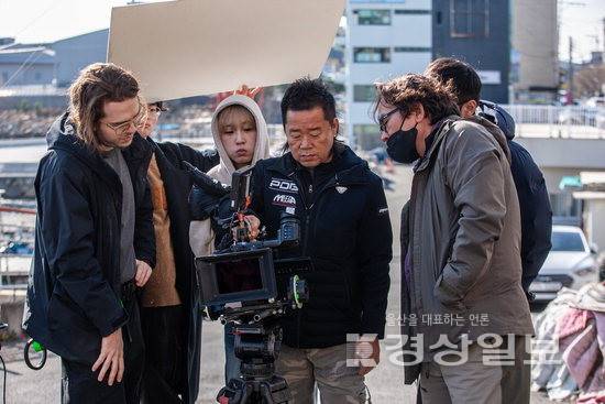 ▲ 김태환 소설가의 작품을 원작으로 한 울산 배경의 단편영화 '곱창 굽는 여자'가 제작됐다. 사진은 영화 촬영 모습.