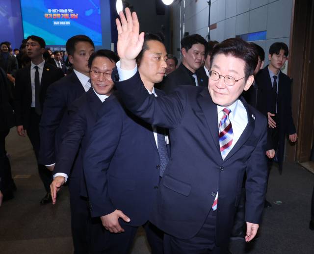 이재명 대통령이 6일 창원 성산구 창원컨벤션센터에서 '경남의 마음을 듣다' 타운홀미팅 간담회 후 참석자들을 향해 인사하며 이석하고 있다. 연합뉴스