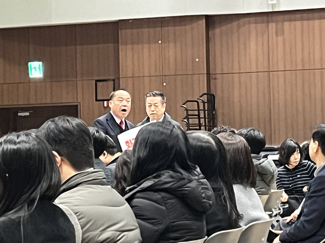 한 동구 주민이 공청회 시작 초반부터 고성과 함께 건설 방식 교체를 주장했다. 김정원 기자