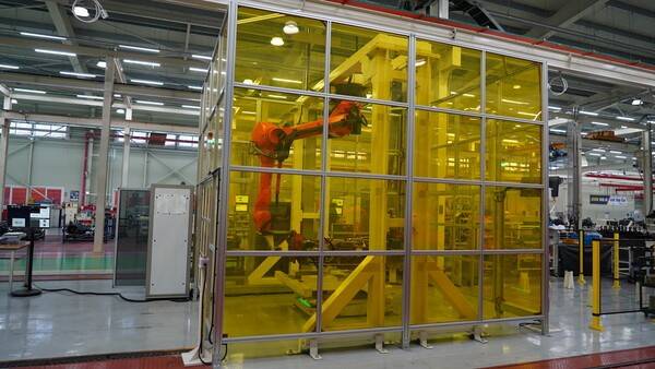 대동기어 2공장에 설치되어 있는 비전 검사 시스템 장비. 고해상도 카메라가 외장 부품 위치와 조립 상태를 자동 판독하며, 농기계 업계에서는 최초로 적용된 디지털 검사 방식이다. [출처=대동기어]