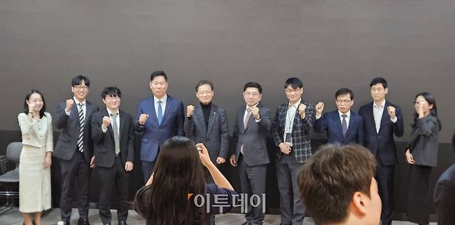 6일 서울 여의도 유진투자증권 본사에서 열린 '주식 토큰화 오픈 세미나'에 참여자들이 기념 촬영을 하고 있다. (박정호 기자 godot@)
