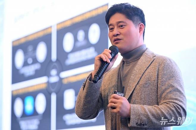 신원근 카카오페이 대표이사가 6일 오전 서울 중구 웨스틴조선호텔에서 열린 제4회 한국최고경영자포럼에서 '스테이블코인과 미래 금융산업의 혁신' 주제로 특강하고 있다. 사진=강민석 기자 kms@newsway.co.kr