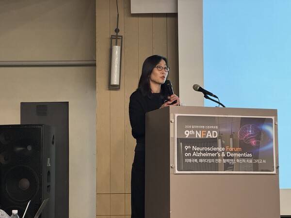 "전두측두엽치매의 최신 지견"을 발표하는 문소영 교수 / 디멘시아뉴스