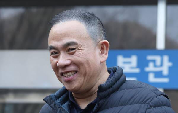 정치자금법 위반 혐의로 기소된 정치 브로커 명태균 씨가 5일 오후 경남 창원시 성산구 창원지법에서 열린 1심 재판에서 무죄 선고를 받은 후 취재진 질문에 답하고 있다. 명씨는 증거은닉 교사 혐의에 대해서만 징역 6개월에 집행유예 1년을 선고받았다. 2026.2.5. 연합뉴스