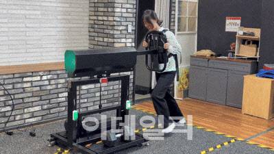 지난 2일 취재진이 서울 성동구 한 학원에서 경찰 순환식 체력시험 체험 ‘신체 저항성 기구 밀고 당기기’를 하고 있다. (사진=김현재 기자)