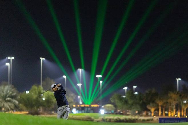 김민규가 야간 경기로 열린 LIV 골프 개막전에서 아이언 샷으로 그린을 하고 있다. (사진=LIV골프)