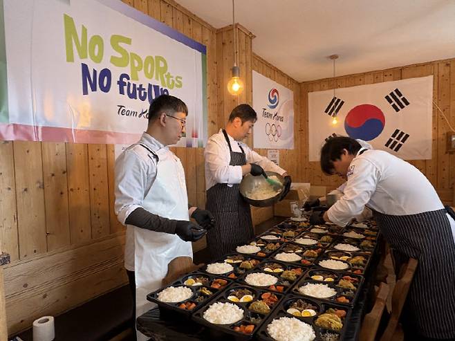 대한체육회 급식지원센터에서 한식 도시락을 준비하고 있다. 사진=대한체육회