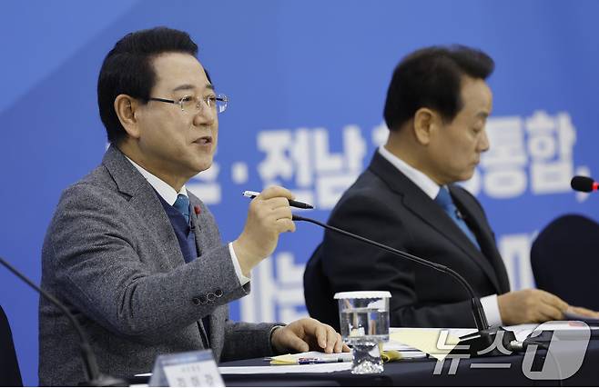 김영록 전남도지사가 6일 광주 김대중컨센션센터에서 열린 광주전남 행정통합 찾아가는 타운홀 미팅 '광주서구 광산구 동구' 편에 참석해 질문에 답하고 있다. 2026.2.6 / ⓒ 뉴스1 김태성 기자