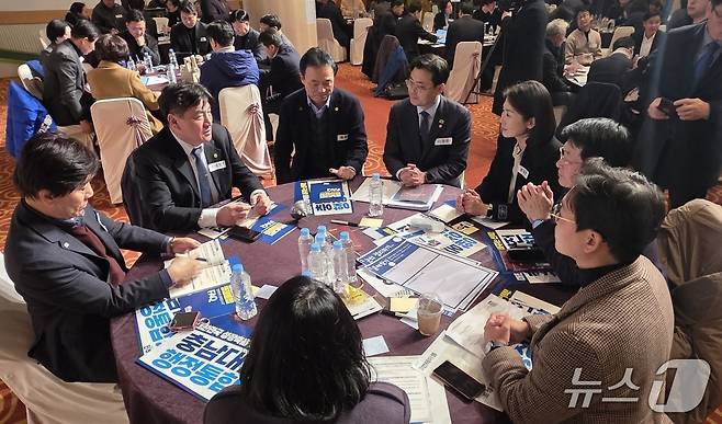 6일 충남 아산시 온양관광호텔 크리스탈볼룸홀에서 열린 충남대전통합 타운홀 미팅에서 참석자들의 정부의 행정통합 추진을 뒷받침하기 위한 전략 등을 논의하고 있다.2026.2.6. ⓒ 뉴스1 이시우 기