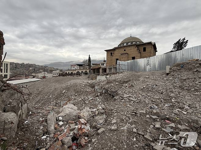 튀르키예 중남부 도시 카흐라만마라쉬의 시장 근처에 위치한 모스크가 폐허로 남아 있는 모습. 2026.02.06/ⓒ 뉴스1 김민수 기자
