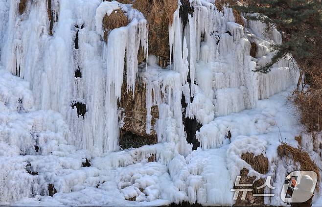 아침기온이 영하10도 밑으로 떨어진 6일 서울 서대문구 홍제천 인공폭포가 얼어붙어 있다. 2026.2.6 / ⓒ 뉴스1 이호윤 기자
