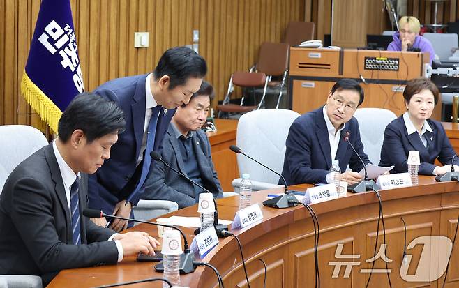 정청래 더불어민주당 대표가 6일 서울 여의도 국회에서 열린 조국혁신당과의 합당 관련 3선의원 간담회에서 인사하고 있다. 2026.2.6 / ⓒ 뉴스1 신웅수 기자