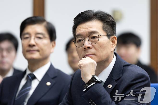 정원오 성동구청장이 3일 서울 여의도 국회 도서관에서 열린 서울시 시내버스 준공영제 정책 토론회에 참석해 있다. 2026.2.3 / ⓒ 뉴스1 이승배 기자