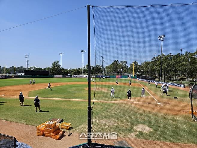 두산 야수들이 6일(한국 시간) 호주 시드니 블랙타운 야구장에서 진행된 스프링캠프서 수비 훈련에 임하고 있다. 시드니 | 강윤식 기자 skywalker@sportsseoul.com