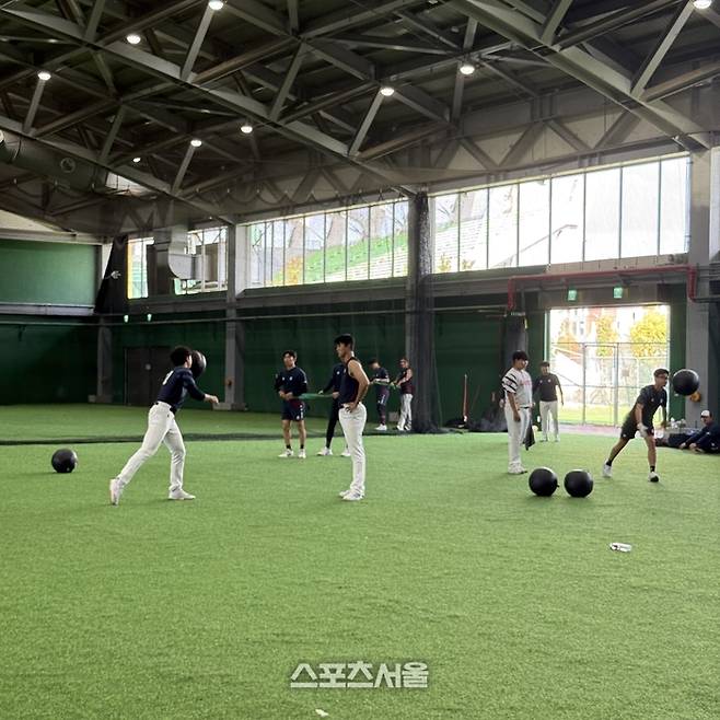 롯데 투수진이 몸을 풀고 있다. 타이난 | 박연준 기자 duswns0628@sportsseoul.com