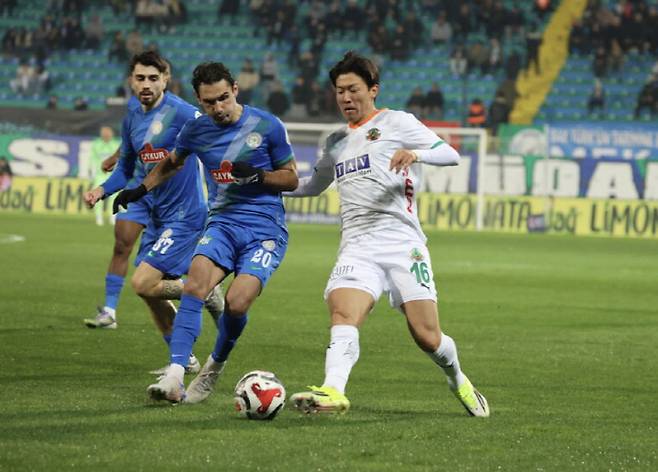 황의조(오른쪽) 사진캡처=알라냐스포르 구단 홈페이지